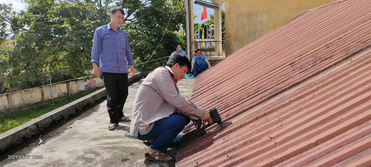 Nghĩa Thuận  tuyên truyền vận động nhân dân chằng néo mái nhà, chát chân tường, khơi thông rãnh nước sung quanh nhà trong mùa mưa bão
