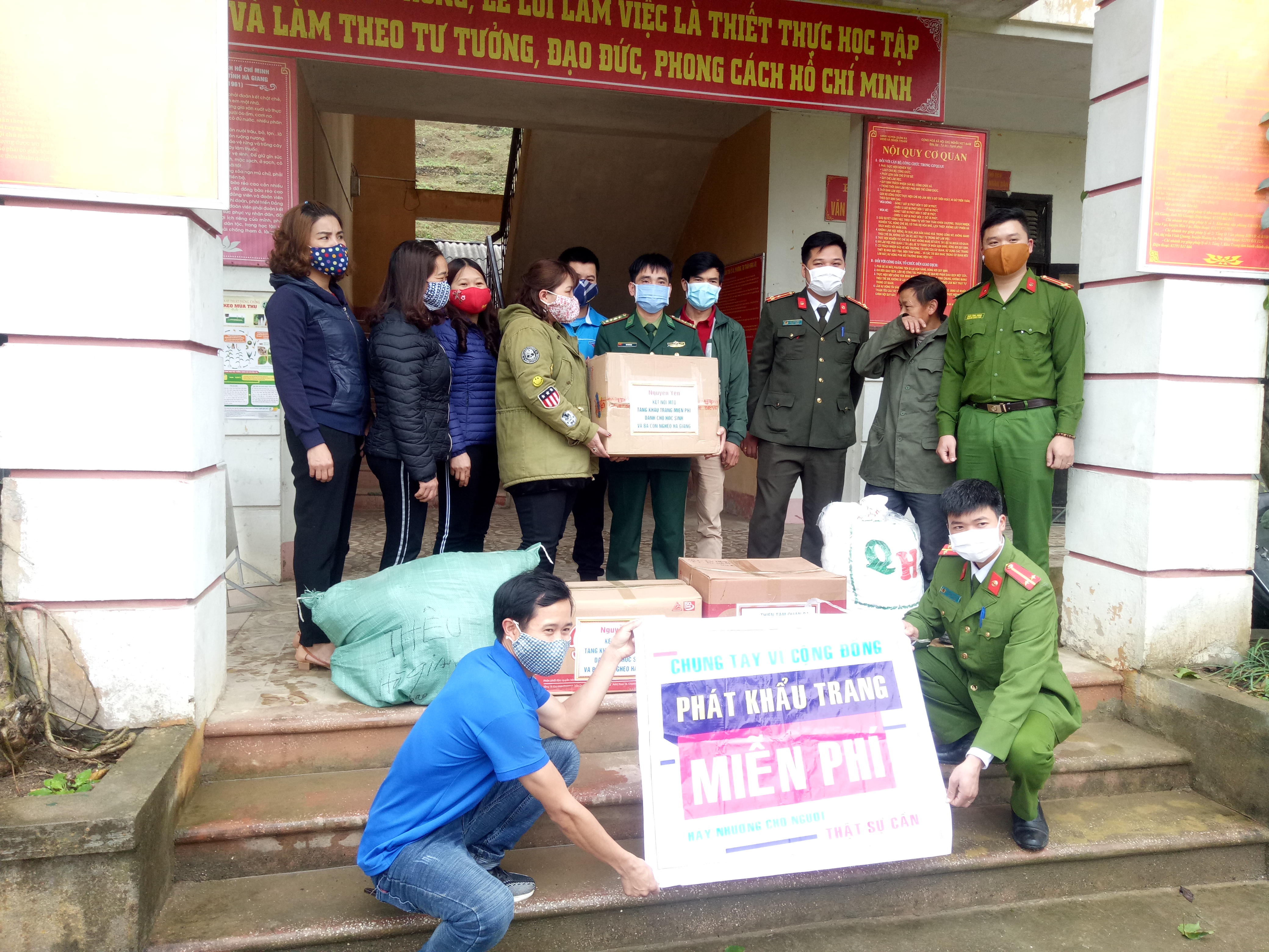 Đoàn từ thiện phát khẩu trang miễn phí cho người dân xã Nghĩa Thuận